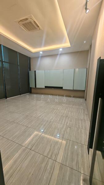 Untuk Disewa - Showroom at SILC with 2 acres Commercial land