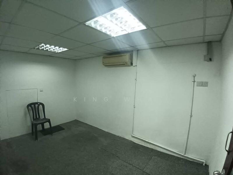Untuk Disewa - taman sri rampai 1st floor office . actual photos . walk up . 20x70