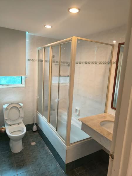 Kondominium untuk Disewa di Gurney Beach Resort - Alex Lim - Bathroom - PropertyGuru.com.my