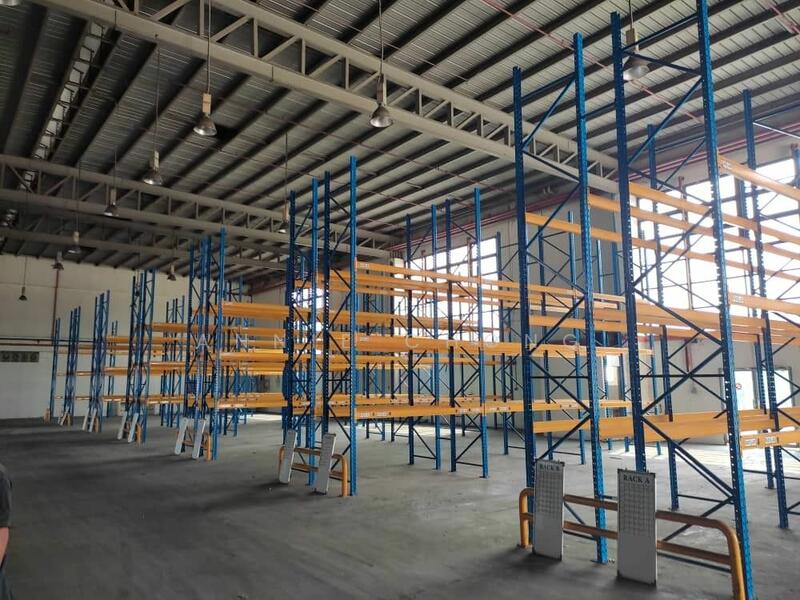 For Rent - Warehouse with Carparks. Next to KESAS, SILK, NSE Highway