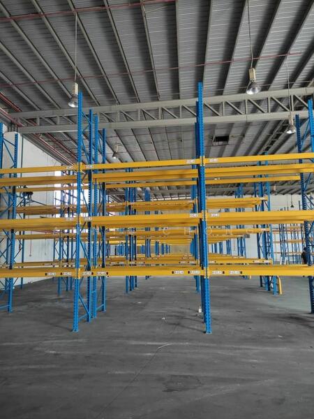 For Rent - Warehouse with Carparks. Next to KESAS, SILK, NSE Highway