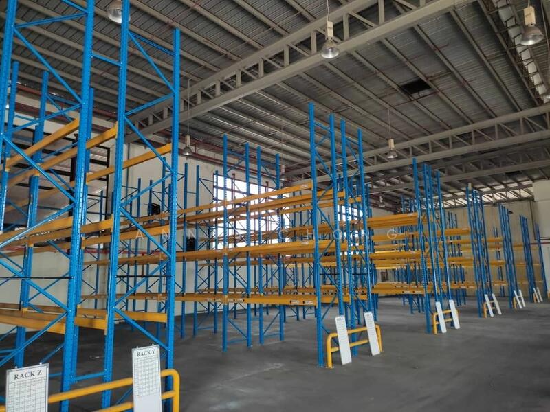 For Rent - Warehouse with Carparks. Next to KESAS, SILK, NSE Highway