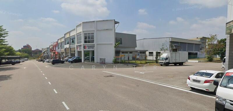 For Rent - Kempas Utama ( Facing Main Road ) 3-Storey Shoplot ( Corner Unit / Ground Floor )