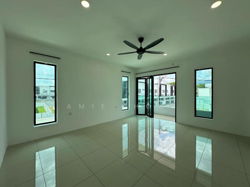 Jalan Kuala Kangsar Sunland Three Storey Semi D For Sale untuk Untuk Dijual - RM 980,000, Mac 2026 - PropertyGuru.com.my