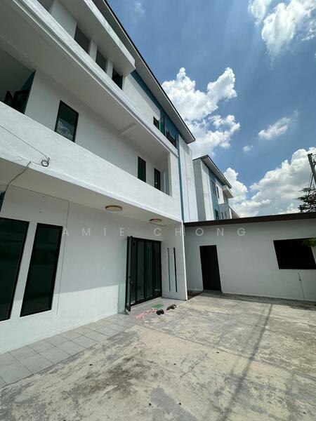 Jalan Kuala Kangsar Sunland Three Storey Semi D For Sale untuk Untuk Dijual - RM 980,000, Mac 2026 - PropertyGuru.com.my
