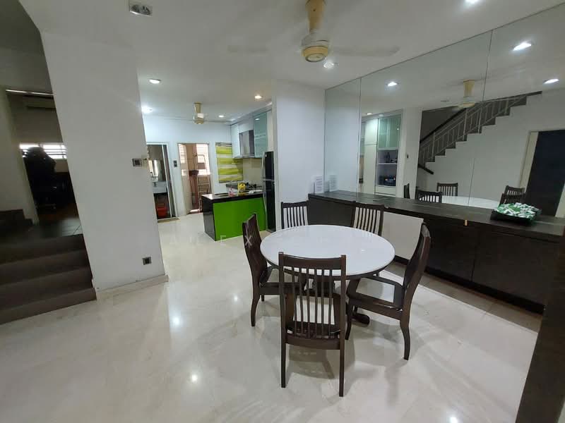Untuk Disewa - 3 Storey Terrace House @ Persiaran Bukit Jambul, Bukit Jambul
