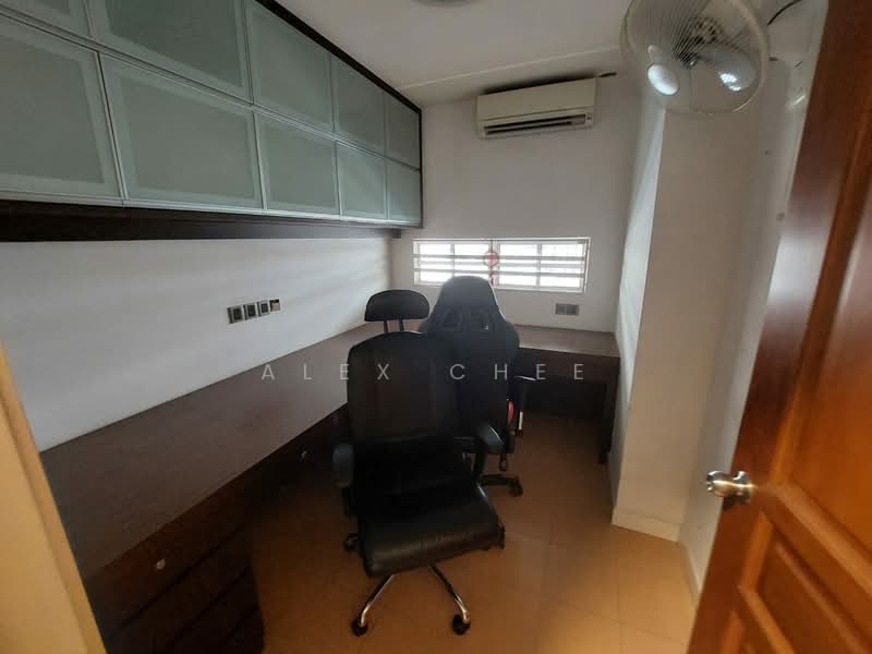 Untuk Disewa - 3 Storey Terrace House @ Persiaran Bukit Jambul, Bukit Jambul