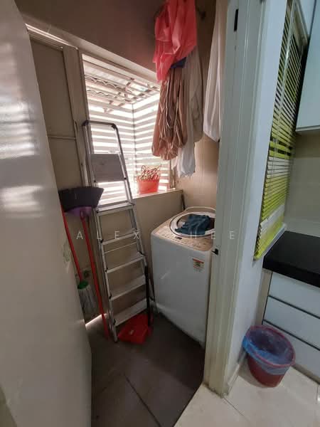 Untuk Disewa - 3 Storey Terrace House @ Persiaran Bukit Jambul, Bukit Jambul