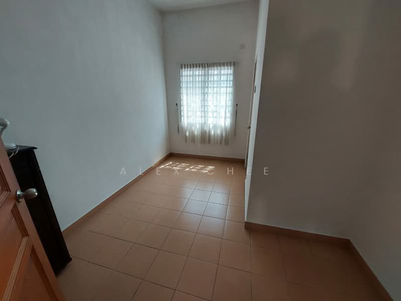 Untuk Disewa - 3 Storey Terrace House @ Persiaran Bukit Jambul, Bukit Jambul