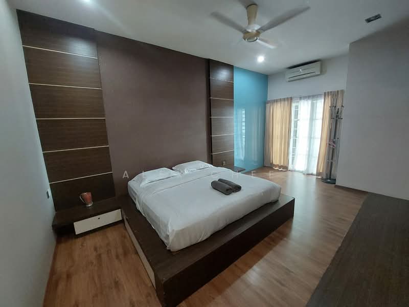 Untuk Disewa - 3 Storey Terrace House @ Persiaran Bukit Jambul, Bukit Jambul