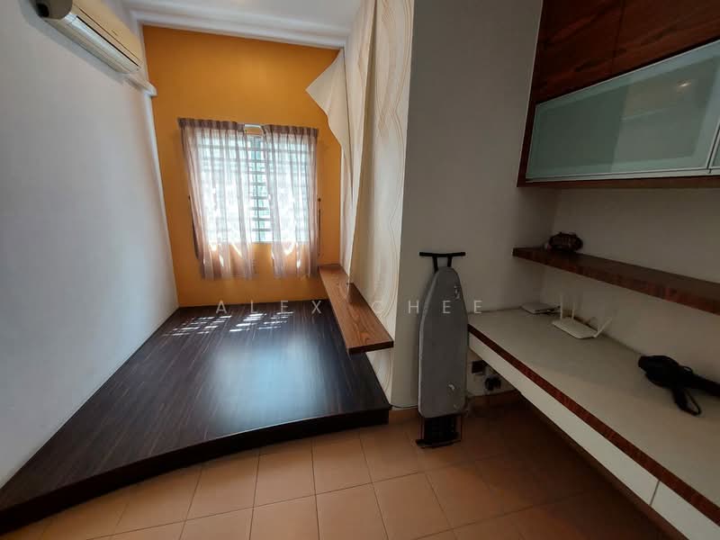 Untuk Disewa - 3 Storey Terrace House @ Persiaran Bukit Jambul, Bukit Jambul