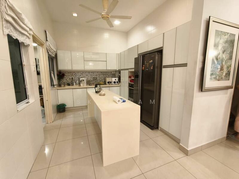 Untuk Dijual - Semi-Detached House at Kemuning Utama Permai