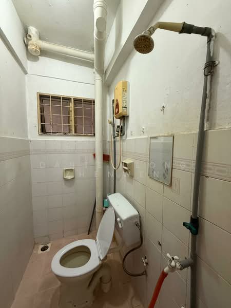 Pangsapuri untuk Dijual di Pangsapuri Sri Bandar - Dante Leong Zhenwen - Bathroom - PropertyGuru.com.my
