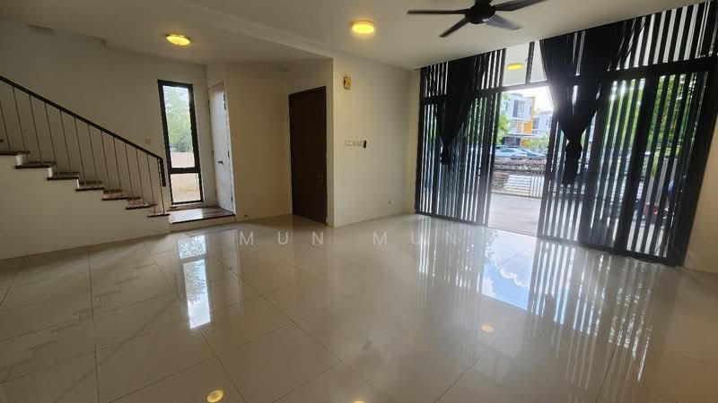 For Rent - 3-storey Terraced House at Lake Fields