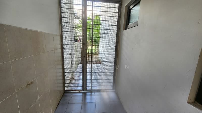 For Rent - 3-storey Terraced House at Lake Fields