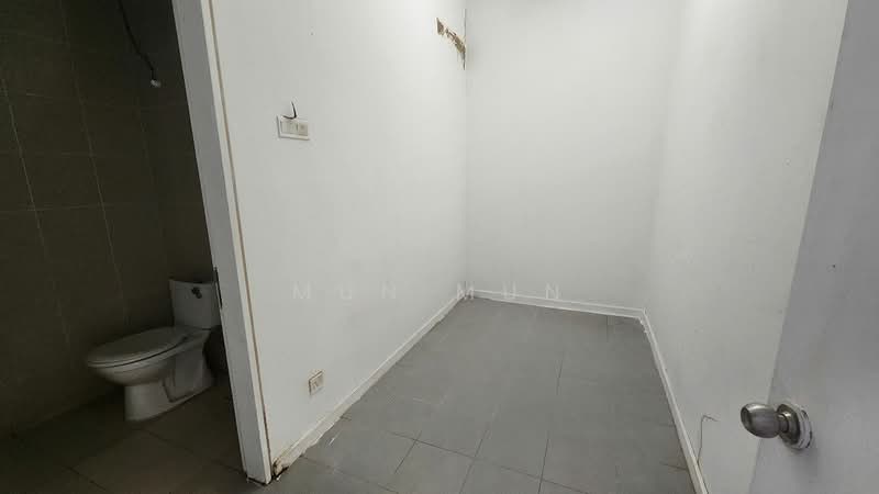 For Rent - 3-storey Terraced House at Lake Fields