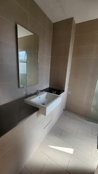 For Rent - 3-storey Terraced House at Lake Fields