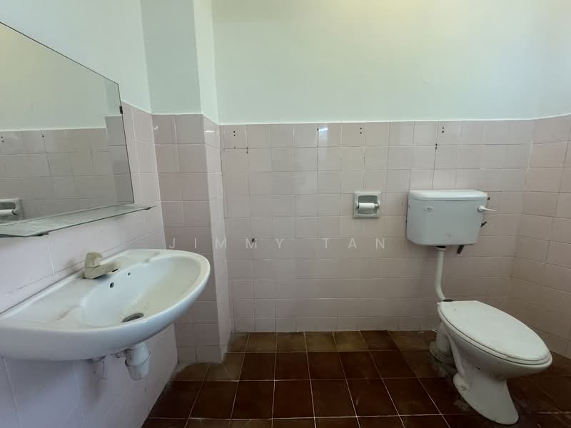 Pangsapuri untuk Dijual di Lily & Rose - Jimmy Tan - Master Bedroom Bathroom - PropertyGuru.com.my