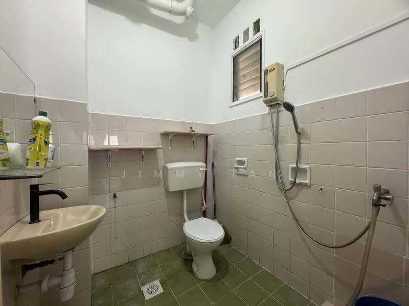 Pangsapuri untuk Dijual di Lily & Rose - Jimmy Tan - Common Bathroom - PropertyGuru.com.my