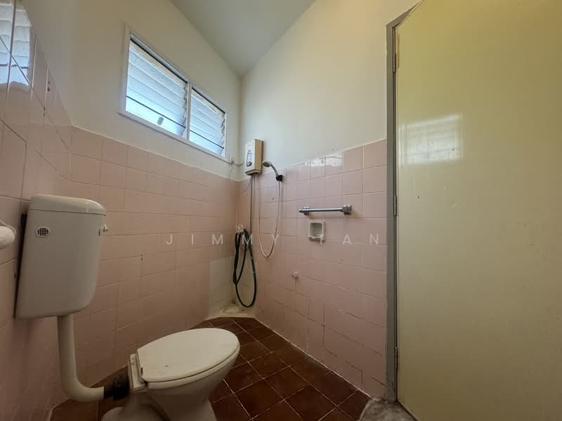 Pangsapuri untuk Dijual di Lily & Rose - Jimmy Tan - Master Bedroom Bathroom - PropertyGuru.com.my