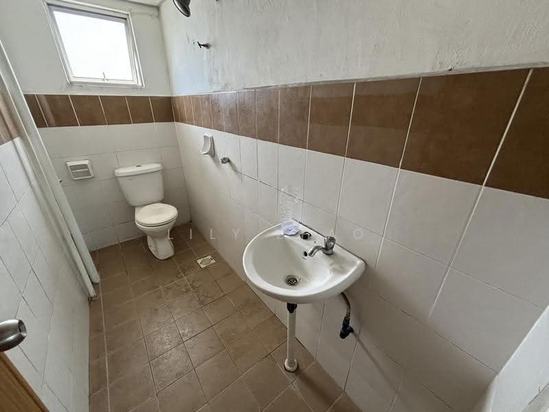 GROUND FLOOR WASHROOM